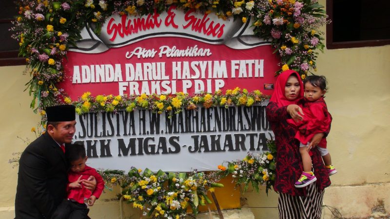 EKSPRESI : Darul Hasyim Fath didampingi keluarga kecilnya dalam pelantikan Anggota DPRD Sumenep, Rabu, 21/08/2019. (dik/SJ foto)