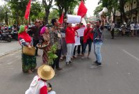 Aktivis GMNI Cabang Sumenep berunjukrasa di momen pelantikan Anggota DPRD Sumenep yang baru, Rabu, 21/08/2019. (dik/SJ foto)