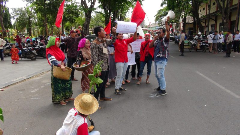 Aktivis GMNI Cabang Sumenep berunjukrasa di momen pelantikan Anggota DPRD Sumenep yang baru, Rabu, 21/08/2019. (dik/SJ foto)