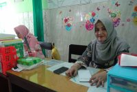 Bidan Dewi Herlina sedang menunggu pasien di Ruang KIA Puskesmas Kalianget, Kamis, 22/08/2019. (dik/ SJ foto)