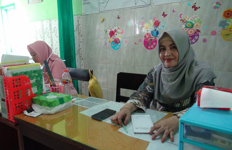 Bidan Dewi Herlina sedang menunggu pasien di Ruang KIA Puskesmas Kalianget, Kamis, 22/08/2019. (dik/ SJ foto)