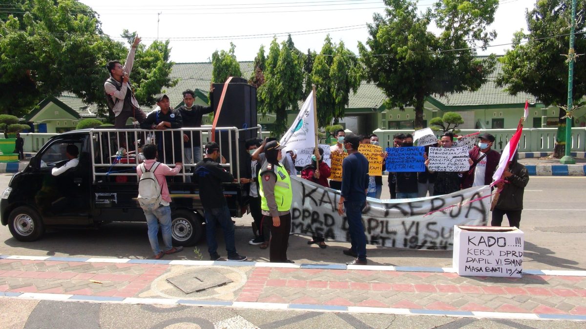 Demo Ikatan Mahasiswa Kangean Sumenep (IMKS) digelar didepan kantor DPRD Sumenep, Senin, 26/08/2019. (dik/ SJ foto)