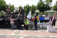 Demo Ikatan Mahasiswa Kangean Sumenep (IMKS) digelar didepan kantor DPRD Sumenep, Senin, 26/08/2019. (dik/ SJ foto)