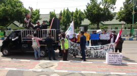 Demo Ikatan Mahasiswa Kangean Sumenep (IMKS) digelar didepan kantor DPRD Sumenep, Senin, 26/08/2019. (dik/ SJ foto)