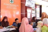 Kepala Puskesmas Bluto memantau antrian warga di loket pendaftaran Puskesmas, Selasa, 27/08/2019. (Farin/ SJ foto)