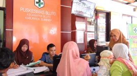 Kepala Puskesmas Bluto memantau antrian warga di loket pendaftaran Puskesmas, Selasa, 27/08/2019. (Farin/ SJ foto)