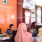Kepala Puskesmas Bluto memantau antrian warga di loket pendaftaran Puskesmas, Selasa, 27/08/2019. (Farin/ SJ foto)