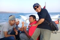 Wartawan bersantai usai meliput gempa bumi di Pulau Sepudi, Kabupaten Sumenep, Jawa Timur, beberapa waktu lalu. (dok/ SJ foto)