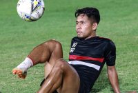 Andik Vermansyah ikuti official training di Stadion Madya GBK, Senayan, Jakarta, jelang hadapi tuan rumah Bhayangkara FC. (foto : twitter madura united)