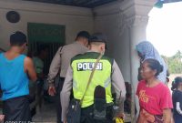 Petugas membawa mayat bayi yang ditemukan ke Puskesmas Bluto untuk diotopsi, Senin 12/08/2019. (dok.)