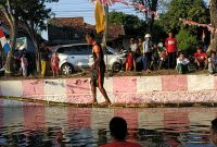 Lomba menjadi perhatian pengendara yang melintas. (Ar/ SJ foto)
