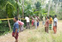 Garis polisi dipasang di lokasi penemuan mayat bayi, Senin, 12/08/2019. (dik/SJ foto)