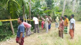 Garis polisi dipasang di lokasi penemuan mayat bayi, Senin, 12/08/2019. (dik/SJ foto)