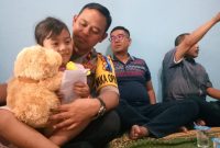 Elia Eza Bintang Savana, gembira menyambut kedatangan petugas Polres Jombang di rumahnya Desa Dadi Tunggal, Ploso, Jombang, Kamis, 29/08/2019. (Mufid/ SJ foto)