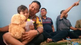 Elia Eza Bintang Savana, gembira menyambut kedatangan petugas Polres Jombang di rumahnya Desa Dadi Tunggal, Ploso, Jombang, Kamis, 29/08/2019. (Mufid/ SJ foto)