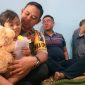 Elia Eza Bintang Savana, gembira menyambut kedatangan petugas Polres Jombang di rumahnya Desa Dadi Tunggal, Ploso, Jombang, Kamis, 29/08/2019. (Mufid/ SJ foto)