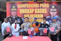 Kapolresta Sidoarjo, Kombes Pol. Zain Dwi Nugroho, menunjukkan barang bukti yang digunakan pelaku percobaan pembunuhan, Senin, 05/08/2019. (Fah/ SJ foto)