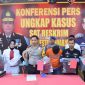 Kapolresta Sidoarjo, Kombes Pol. Zain Dwi Nugroho, menunjukkan barang bukti yang digunakan pelaku percobaan pembunuhan, Senin, 05/08/2019. (Fah/ SJ foto)