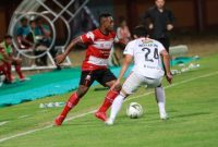 Dejan Antonic berdiri di pinggir lapangan dalam laga Madura United melawan Bali United beberapa waktu lalu. (foto: twitter madura united)