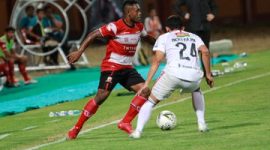 Dejan Antonic berdiri di pinggir lapangan dalam laga Madura United melawan Bali United beberapa waktu lalu. (foto: twitter madura united)