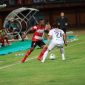 Dejan Antonic berdiri di pinggir lapangan dalam laga Madura United melawan Bali United beberapa waktu lalu. (foto: twitter madura united)