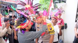 Kapolresta Sidoarjo Kombes Pol. Zain Dwi Nugroho, menerima cinderamata khas Papua. (Fah/ SJ foto)