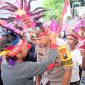 Kapolresta Sidoarjo Kombes Pol. Zain Dwi Nugroho, menerima cinderamata khas Papua. (Fah/ SJ foto)