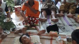 Korban KMP Santika Nusantara dirawat di ruang rapat Puskesmas Masalembu, Jumat, 23/08/2019. (dik/ SJ foto)
