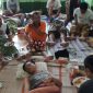 Korban KMP Santika Nusantara dirawat di ruang rapat Puskesmas Masalembu, Jumat, 23/08/2019. (dik/ SJ foto)