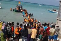 Petugas evakuasi penumpang KMP Santika Nusantara yang terbakar ke Pulau Masalembu, Jumat, 23/08/2019. (dik/ SJ foto)