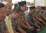 Ratusan Anggota Polres Trenggalek Shalat Ghaib Untuk Mbah Moen Ratusan Anggota Polres Trenggalek Shalat Ghaib Untuk Mbah Moen