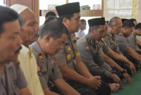 Shalat Ghaib dan doa bersama wafatnya Mbah Moen dilakukan ratusan anggota Polres Trenggalek, Jawa Timur, di Majid Baitul Muttaqin, Selasa, 06/08/2019. (Nug/ SJ foto)
