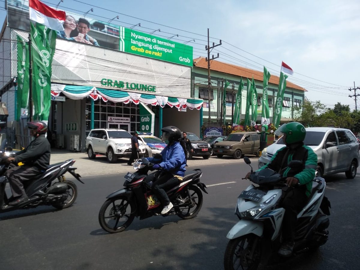 Grab Lounge Grab didirikan di kawasan terminal Bungurasih untuk mencegah kemacetan lalu lintas. (Fah/ SJ foto)