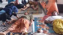 Korban KMP Santika Nusantara dirawat di Puskesmas Masalembu, Jumat, 23/08/2019. (dik/SJ foto)