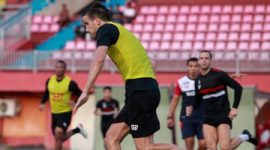 Latihan Madura United jelang hadapi Semen Padang, di Stadion Gelora Madura, Kabupaten Pamekasan, Jawa Timur, Selasa, 27/08/2019. (foto: twitter madura united)