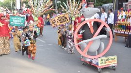 Karnaval HUT RI ke-74 di Lamongan, Jawa Timur, berlangsung meriah. (Mahrus/ SJ foto)