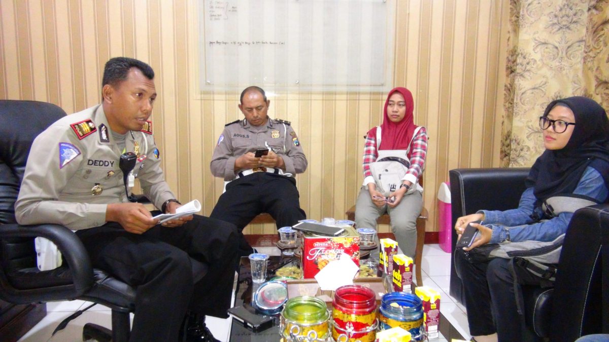 AKP Deddy Eka Priyantono, Kasatlantas Polres Sumenep, menjelaskan data kasus laka lantas kepada wartawan, Selasa, 27/08/2019. (dik/ SJ foto)