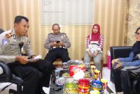 AKP Deddy Eka Priyantono, Kasatlantas Polres Sumenep, menjelaskan data kasus laka lantas kepada wartawan, Selasa, 27/08/2019. (dik/ SJ foto)