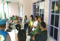 Muspika Kota Sumenep ikut memantau protes warga di Kantor Panitia Pilkades Bangkal, Rabu, 28/08/2019. (yat/ SJ foto)