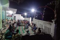 Warga melingkar saat menggelar doa bersama HUT RI, Jumat 16/08/2019. (Har/ SJ foto)