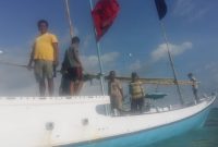 Dua korban KMP Santika Nusantara dievakuasi ke Pulau Masalembu, Jumat, 23/08/2019. (dik/ SJ foto)