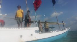 Dua korban KMP Santika Nusantara dievakuasi ke Pulau Masalembu, Jumat, 23/08/2019. (dik/ SJ foto)