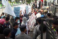 Protes statemen Presiden Jokowi soal buruknya kualitas garam Madura, berlangsung di kantor DPRD Sumenep, Jumat, 30/08/2019. (dik/ SJ foto)