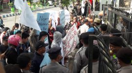 Protes statemen Presiden Jokowi soal buruknya kualitas garam Madura, berlangsung di kantor DPRD Sumenep, Jumat, 30/08/2019. (dik/ SJ foto)