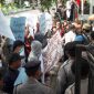 Protes statemen Presiden Jokowi soal buruknya kualitas garam Madura, berlangsung di kantor DPRD Sumenep, Jumat, 30/08/2019. (dik/ SJ foto)