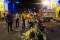 Petugas olah TKP kecelakaan maut, Selasa, 27/08/2019, dini hari. (feb/ SJ foto)