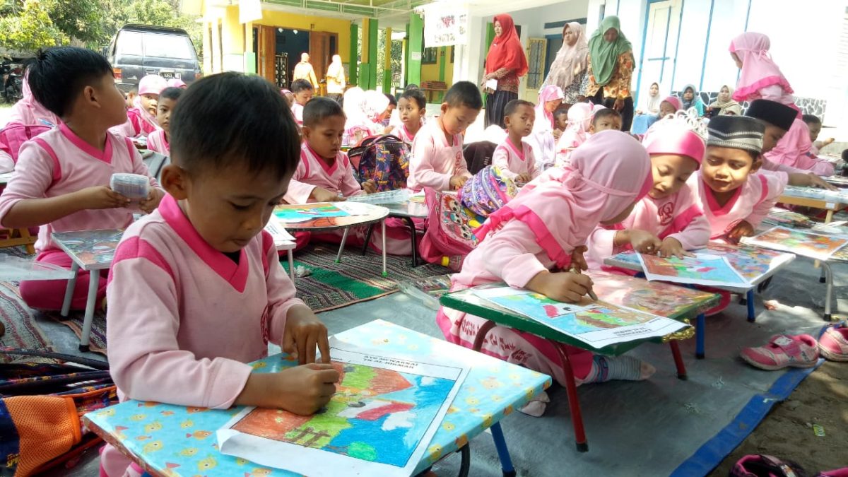 Peserta semangat ikuti lomba mewarnai. (Mufid/ SJ Foto)