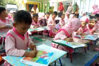 Peserta semangat ikuti lomba mewarnai. (Mufid/ SJ Foto)