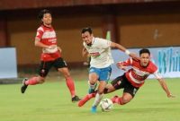Laga Madura United melawan PSIS Semarang menghentikan tren negatif Laskar Sapeh Kerap di lima laga terakhir. (foto: twitter madura united)