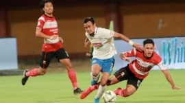 Laga Madura United melawan PSIS Semarang menghentikan tren negatif Laskar Sapeh Kerap di lima laga terakhir. (foto: twitter madura united)